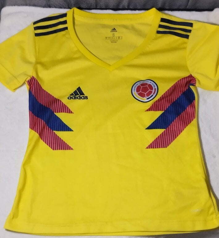 Apoya a nuestra selección colombiana portando la camiseta de colombia